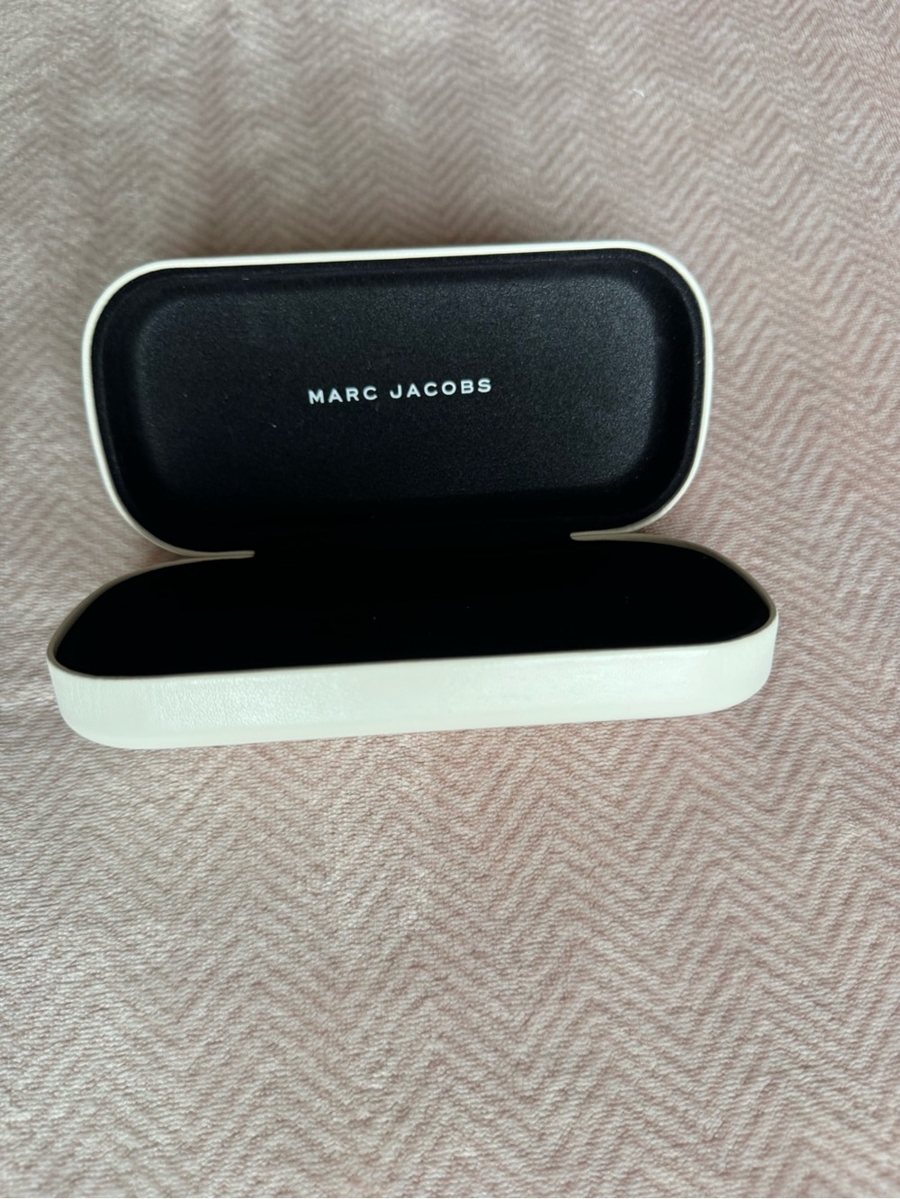 New Marc Jacobs Eyewear Case - Picture 4 of 6